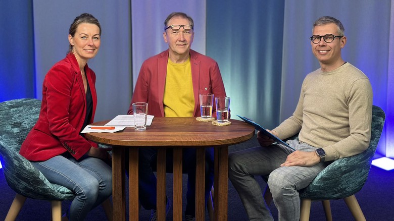 Ing. Naděžda Lichte, jednatelka společnosti PROveletrhy s.r.o., Bc. František Kregl, prezident PKPO a Ing. Petr Bohuslávek, vedoucí redaktor stavby na TZB-info při rozhovoru ve studiu estav.tv