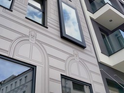 Fasdu bytovho domu v polsk Wroclawy zdob vzory z fasdnch panel StoDeco, inspirovan architektonickmi detaily zboenho njemnho domu v duchu Bentsk charty. Foto: Sto.