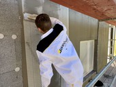 Proveden zkladn vrstvy na zateplovacm systmu ETICS