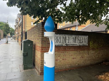 Fontána na pitnou vodu u zastávky nadzemky Rotherhithe