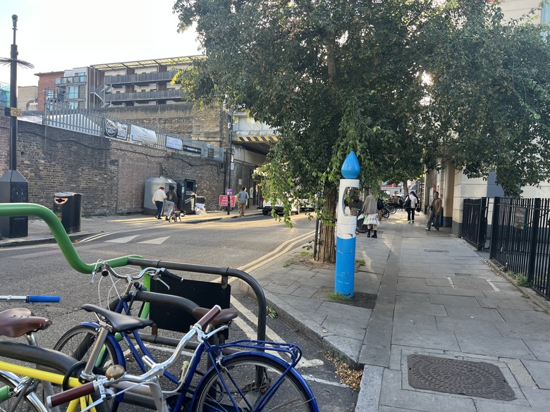 Vhodné umístění fontány je například k dětskému hřišti, jako je tomu u této v Hackney