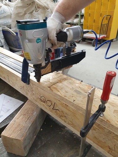 Obr. 7: Fotografie z výroby vzorků – upevnění OSB ochrany pomocí pneumatické sponkovačky