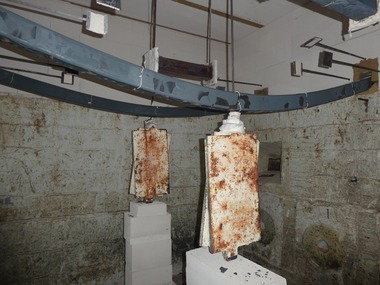 Obr. 12: Fotografie z požární zkoušky – stav po zkoušce zachycující značný průhyb ocelového profilu po odpadnutí dřevěné ochrany