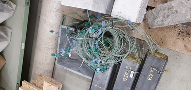 Obr. 5: Fotografie z výroby vzorků – vyvedení termočlánků z nosníku