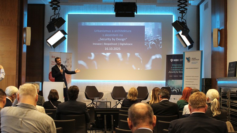 Obr. . 1: Z prbhu dopolednho bloku konference Urbanismus a architektura, autor Mgr. Filip Gundza, MBA