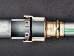 Aktu�ln� model 4213.2 je od v�robn�ho data 12. z��� 2025 certifikov�n tak� pro instalace se silnost�nn�mi nerezov�mi trubkami. Ov��en� data v�roby je mo�n� prost�ednictv�m �t�tku na v�robku, kde je datum um�st�no nad ��rov�m k�dem obalu. (foto: Viega)