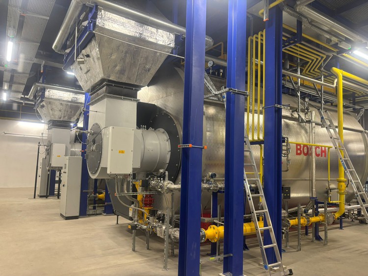 Instalovány byly dva parní kotle Bosch typ UL-S-IE 28000x16 a jeden parní kotel Bosch UL-S-IE 4000x16, vždy s integrovanými ekonomizéry a multipalivovými hořáky, schopnými spalovat mimo plynných paliv i LTO. Pro maximální účinnost jsou následně zařazeny i kondenzační spalinové výměníky. Bezproblémový a efektivní provoz je zajištěn kompletním originálním příslušenstvím kotelny Bosch, jako jsou např. moduly pro tepelnou úpravu vody s jejím plným odplyněním či systém pro udržování kotlů v teplé záloze.