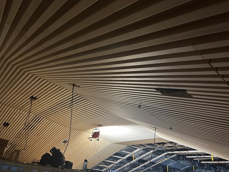 Probíhající obklad stropu divadla Slavia panely Fipro s povrchem dýha