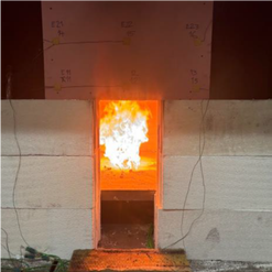 Obr.&nbsp;6: Vzorek&nbsp;1 (DP1); e)&nbsp;�eln� pohled p�i zkou�ce