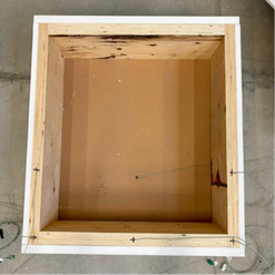 Obr.&nbsp;12: Vzorek&nbsp;3 (DP2); a)&nbsp;konztrukce z&nbsp;LVL z&nbsp;vn�j�ku chr�n�n� vermikulitov�mi deskami