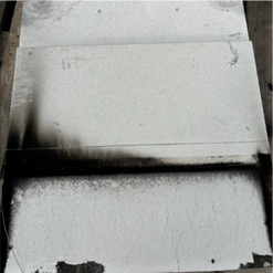 Obr.&nbsp;12: Vzorek&nbsp;3 (DP2); d)&nbsp;vnit�n� (interi�rov�) povrch po zkou�ce, exponovan� deska