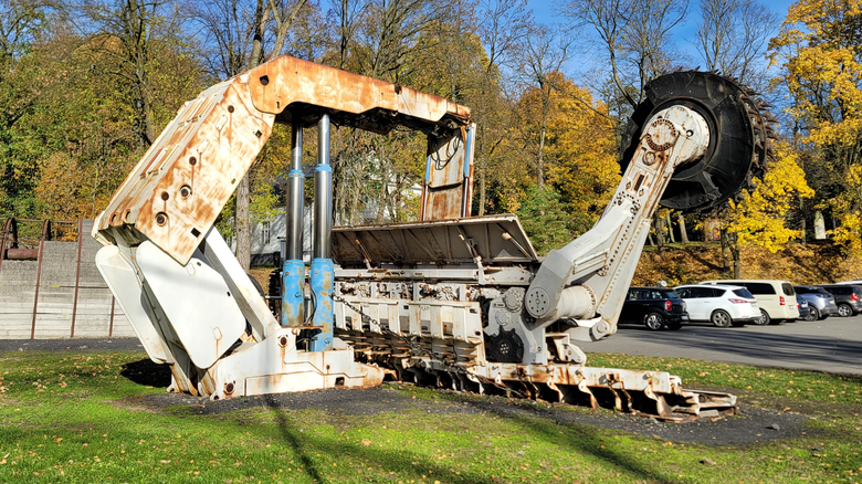 D�ln� kombajn a kr��ej�c� v�ztu� v hornick�m muzeu Landek Park. Foto &copy; TZB-info