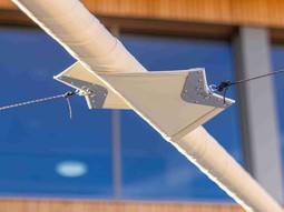 slune�n� plachty Soliday C v are�lu svazkov� z�kladn� �koly LO�BATES v Lou�ovic�ch u Prahy.