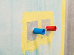 Ve�ker� prostupy skrze hydroizola�n� vrstvu mus� b�t o�et�eny hydroizola�n� st�rkou Baumacol Proof, s vlo�enou Hydroizola�n� st�novou t�snic� man�etou.