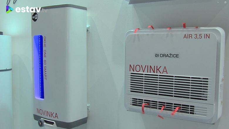 Obr. Vlevo konstruk�n� �pi�ka mezi elektrick�mi z�sobn�ky DZ Dra�ice, ploch� z�sobn�k OKHE ONE SMART, zde s objemem 80 litr�. Vpravo vnit�n� parapetn� jednotka klimatizace.