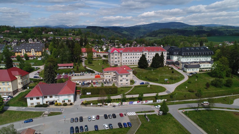 Nemocnice Jilemnice řešila energetickou efektivitu. Ročně díky řešení od E.ON Energy Solution ušetří na dodávkách tepla i za osvětlení. Nemocnice Jilemnice řešila energetickou efektivitu. Ročně díky řešení od E.ON Energy Solution ušetří na dodávkách tepla i za osvětlení.