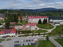 Nemocnice Jilemnice �e�ila energetickou efektivitu. Ro�n� d�ky �e�en� od E.ON Energy Solution u�et�� na dod�vk�ch tepla i za osv�tlen�.