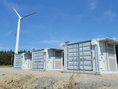 Baterie připojená k větrné i solární elektrárně – řešení skupiny TESLA Energy Group