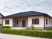 Fasáda může mít podobu přesně podle představ investora – od moderních keramických ploch po přírodní kamenné akcenty.