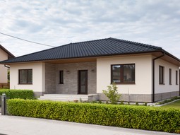 Fasáda může mít podobu přesně podle představ investora – od moderních keramických ploch po přírodní kamenné akcenty.