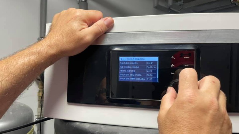 Ilustrační obrázek: Kontrola a servis tepelného čerpadla. Zdroj: Mistr Chlaďař