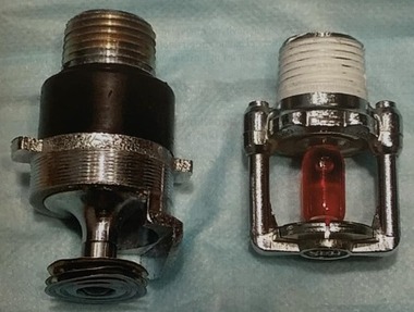 Obr.&nbsp;č.&nbsp;11 – Porovnání rezidenčního sprinkleru (vlevo) a běžného sprinkleru (vpravo)