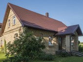 Lehké plechové krytiny SATJAM mohou díky možnosti pokládky na původní krov přispět ke zkrácení rekonstrukce střechy.