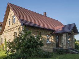 Lehké plechové krytiny SATJAM mohou díky možnosti pokládky na původní krov přispět ke zkrácení rekonstrukce střechy.