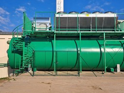 Kogenerační jednotka E.ONu v Jindřichově Hradci má instalovaný elektrický výkon 999 kWe a tepelný výkon 1 180 kWt