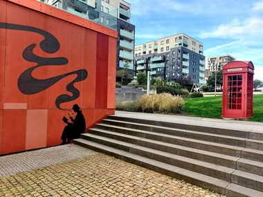 Foto 4 Knihobudka a mural ve veřejném prostoru. Veřejný prostor s komunitní funkcí, který podporuje přirozený dohled a aktivní využívání území. Jasné barvy a udržované okolí posilují teritorialitu a snižují anonymitu prostředí.