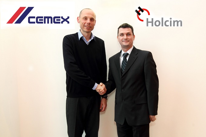 Generální ředitel skupiny CEMEX Peter Dajko krátce po úspěšném uzavření obchodu s Ottó Magerou, generálním ředitelem Holcim pro střední a východní Evropu.