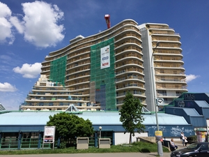 Nájemní dům Luka Living, který roste u stanice metra Luka na pražských Stodůlkách. Dům je v pasivním standardu.