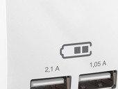USB nabjec konektor Schneider Electric s proudovou zt a 2.1 A