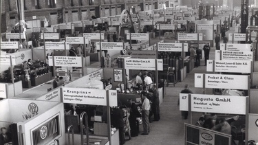 Stand construction at the first post-war trade fair in the “Haus der Technik” (Technology Building) 
