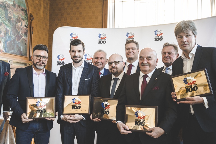 Zástupci firem oceněných plaketou „Symbol úspěšných“ v rámci 21. ročníku “100 obdivovaných firem ČR”.