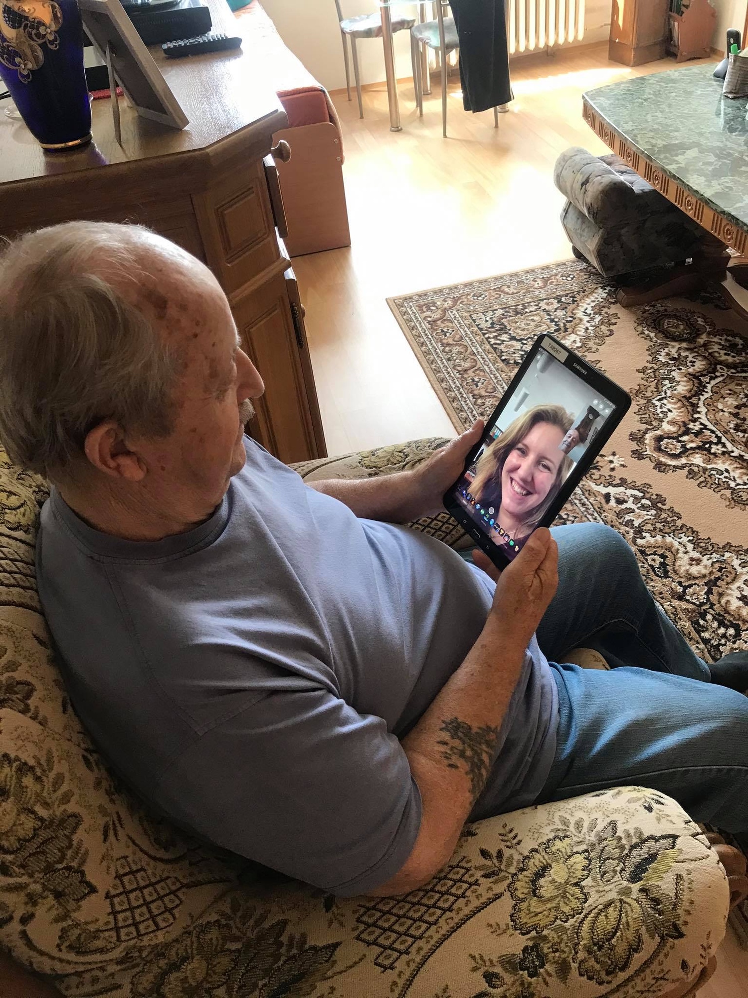 Vratislav Roušavý hovoří díky tabletu po týdnech odloučení se svou vnučkou