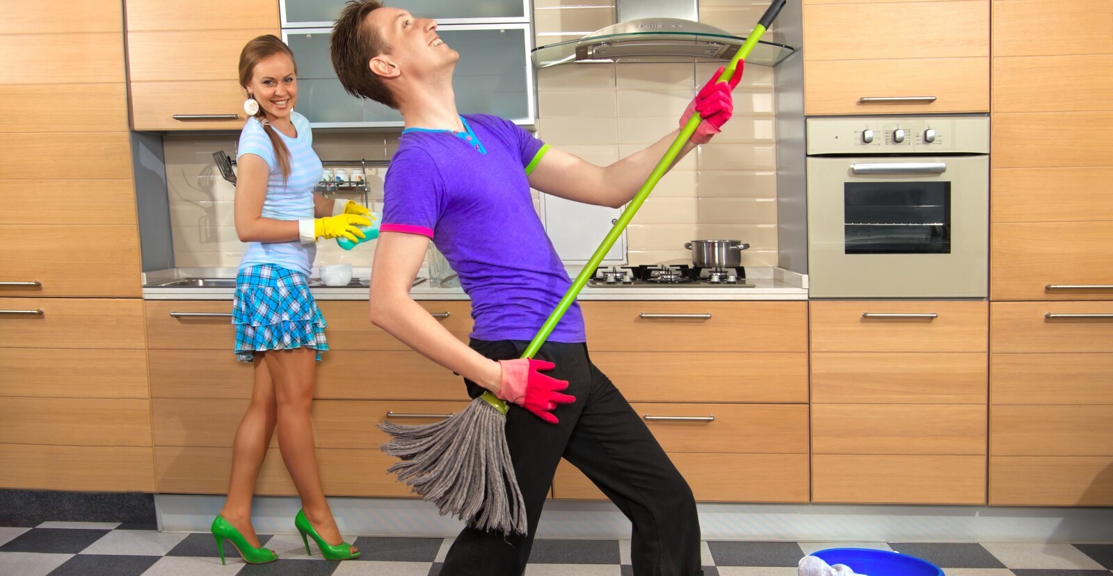 Мужик моет пол. Девушка с парнем убираются. Мытье пола на кухне. Уборка кухни. Мужчина и женщина убираются в доме.