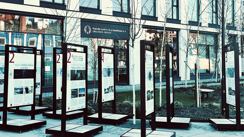 Výstava nazvaná 'Skrytá místa pražského vodárenství' je umístěna u budovy Legatica v areálu Nová Waltrovka v pražských Radlicích
