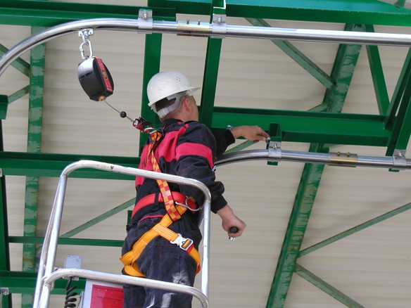 Horizontální kolejnicový záchytný systém pro bezpečnou práci ve výškách