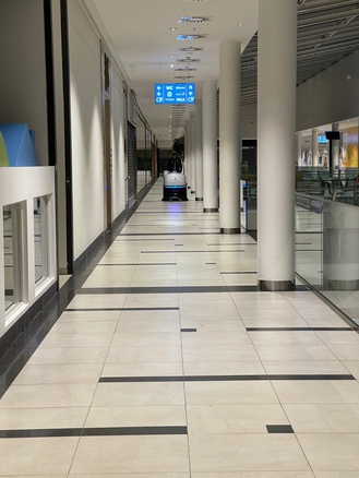 Kvůli ESG firmy uklízí bez vody a chemických přípravků