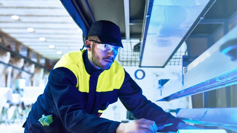 Proč školení a podpis nestačí a jak pomáhají správné pracovní oděvy v BOZP