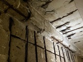 Oprava železobetonové stěny s&nbsp;odhalenou a korozí napadenou výztuží před reprofilací sanační maltou