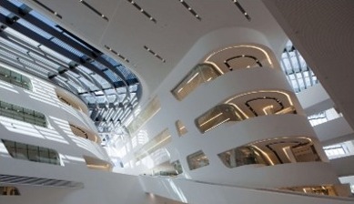 Čtyřpodlažní atrium Library & Learning Center, WU Wien – jeden z&nbsp;nejvýznamnějších projektů v&nbsp;portfoliu DELTA Group. Organické tvary a spirálové rampy, architektka Zaha Hadid. Kampus pro více než 23&nbsp;000&nbsp;studentů. Investice 492&nbsp;mil. EUR. Zdroj: boanet.at