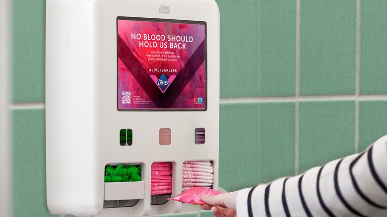 Tork představuje zásobníky s menstruačními potřebami